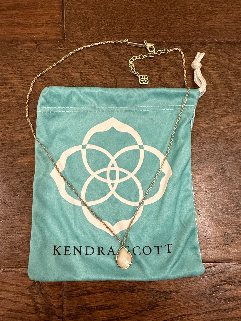 Kendra Scott necklace